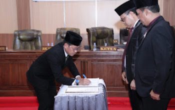 Bupati Dompu Bambang Firdaus pada rapat paripurna