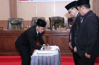 Bupati Dompu Bambang Firdaus pada rapat paripurna