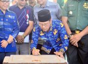 Bupati Bambang Firdaus Resmikan Kantor Camat Woja