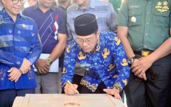 Bupati Bambang Firdaus Resmikan Kantor Camat Woja