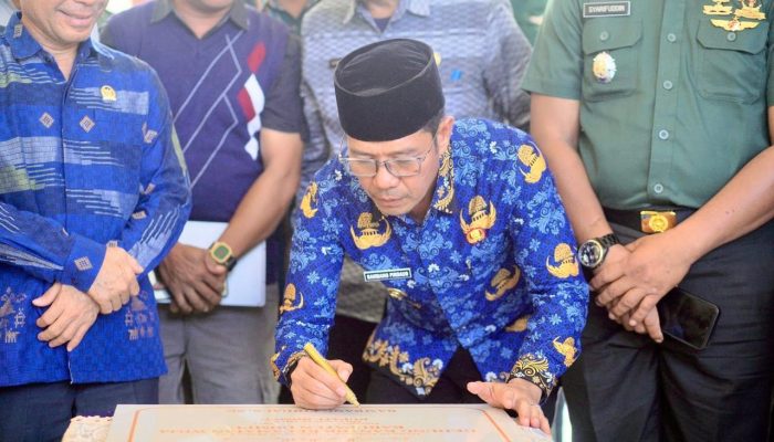Bupati Bambang Firdaus Resmikan Kantor Camat Woja