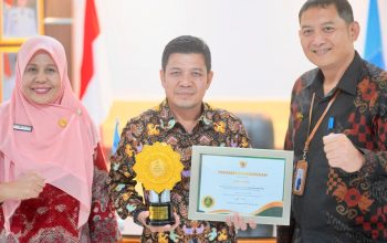 Berkinerja Baik Dalam Pelayanan Jamkesmas, Bupati Dompu Raih Penghargaan UHC Pratama