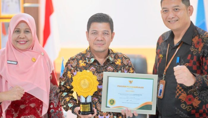 Berkinerja Baik Dalam Pelayanan Jamkesmas, Bupati Dompu Raih Penghargaan UHC Pratama